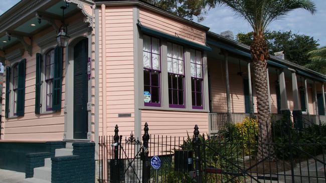 schmale, aber sehr lange Häuser sind typisch für New Orleans