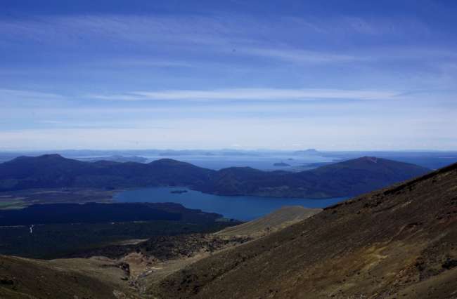 Blick auf Lake Rotoaira und Lake Taupo im Hintergrund