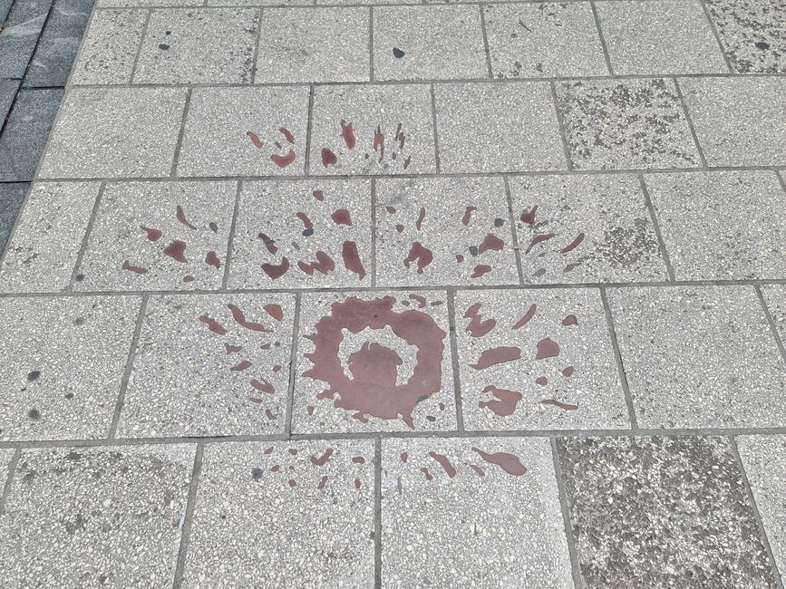 Immer wieder trifft man auf die Rosen von Sarajevo.