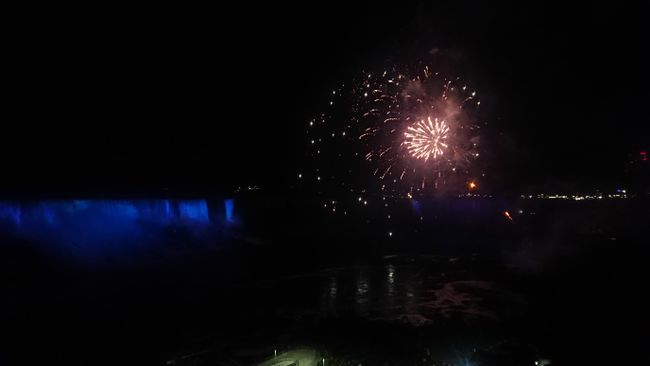 Feuerwerk über beleuchteten Niagarafällen