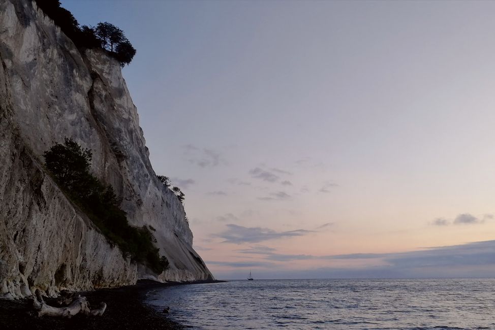 To the sunrise at the chalk cliffs - deserted!