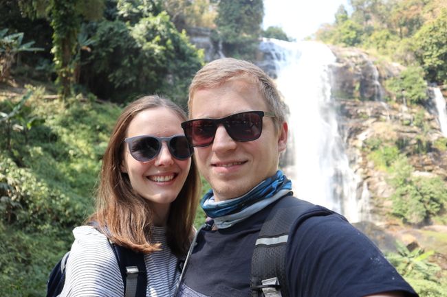 Vanessa und Martin vor dem Wachirathan Waterfall.