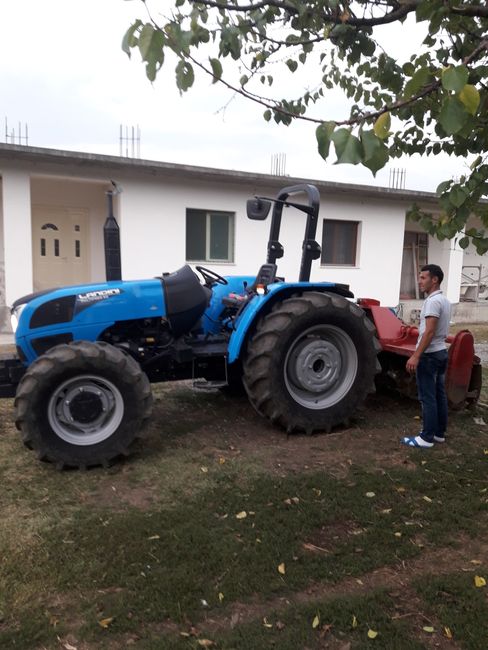 Die Gastgeber haben einen neuen Traktor bekommen