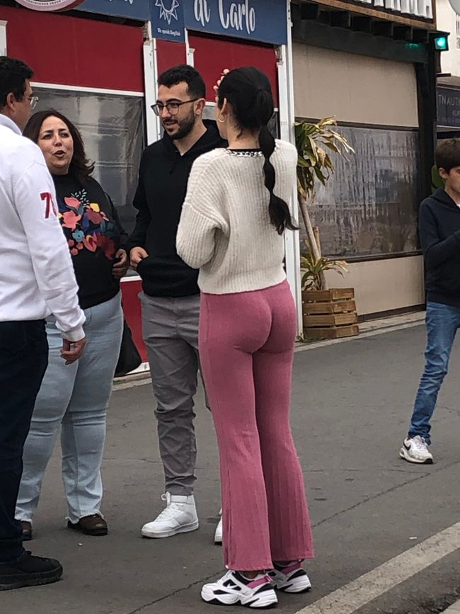 Yes, tight pants are in fashion in Spain right now...