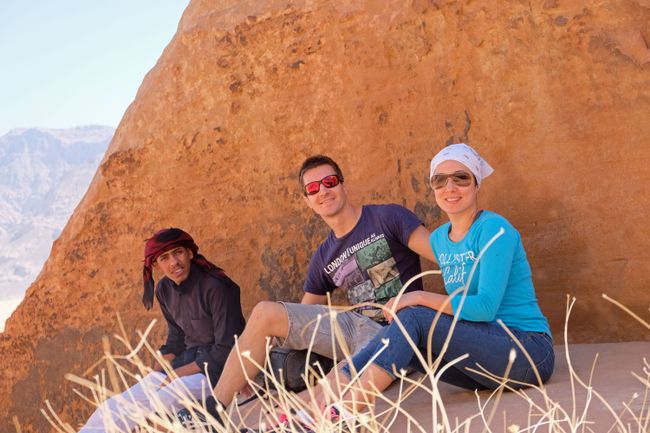 Links im Bild der junge Beduine Idris, der uns seine Wüste und sein Leben beim Klettern näherbringt