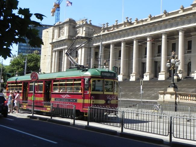Tram vor Parliament of Victoria