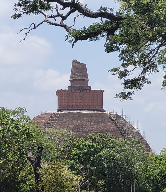 the oldest stupa in Sri Lanka