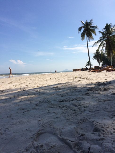 Activity of the day in Hua Hin: lying on the beach