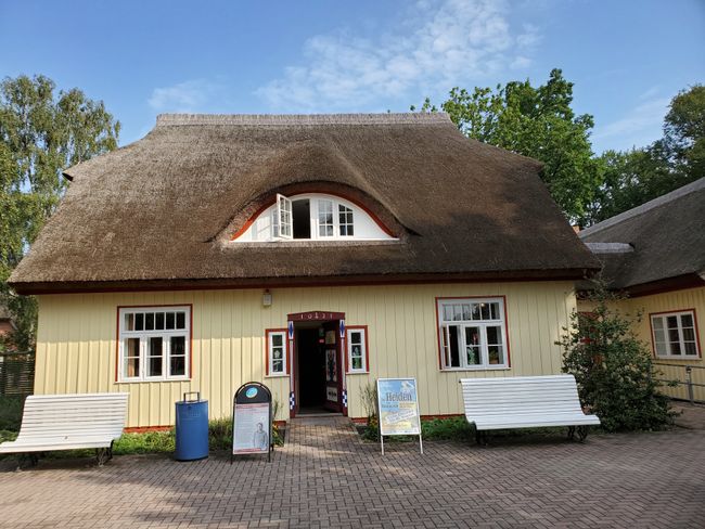 There are many houses with thatched roofs here. This wooden house from 1931 is a mockery of Düdenbüttel.