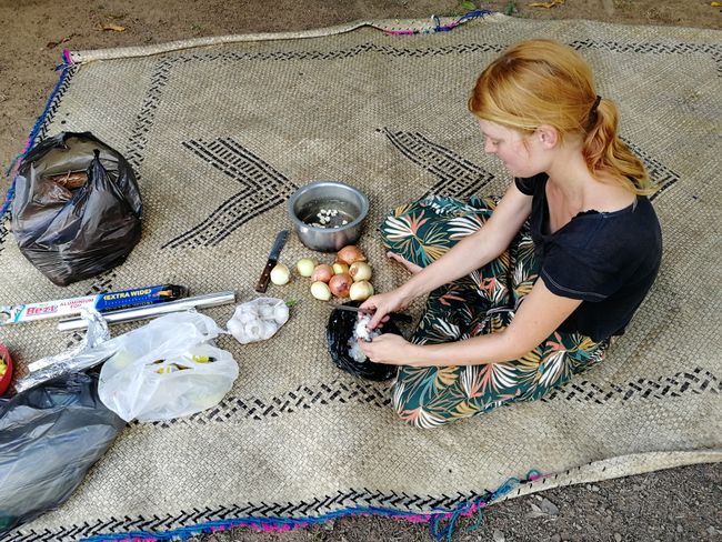 Clara bereitet die Zwiebeln vor