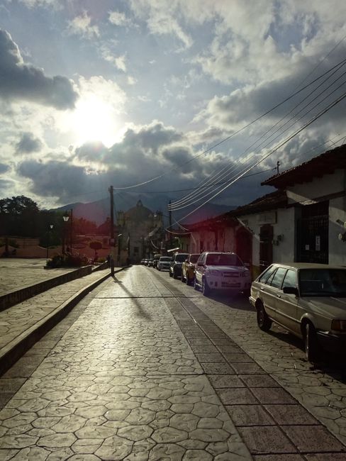 Die Sonne versinkt über den Bergen rund um San Cristóbal