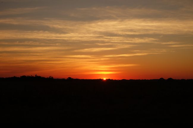 Sonnenuntergang ueber der Pampa.