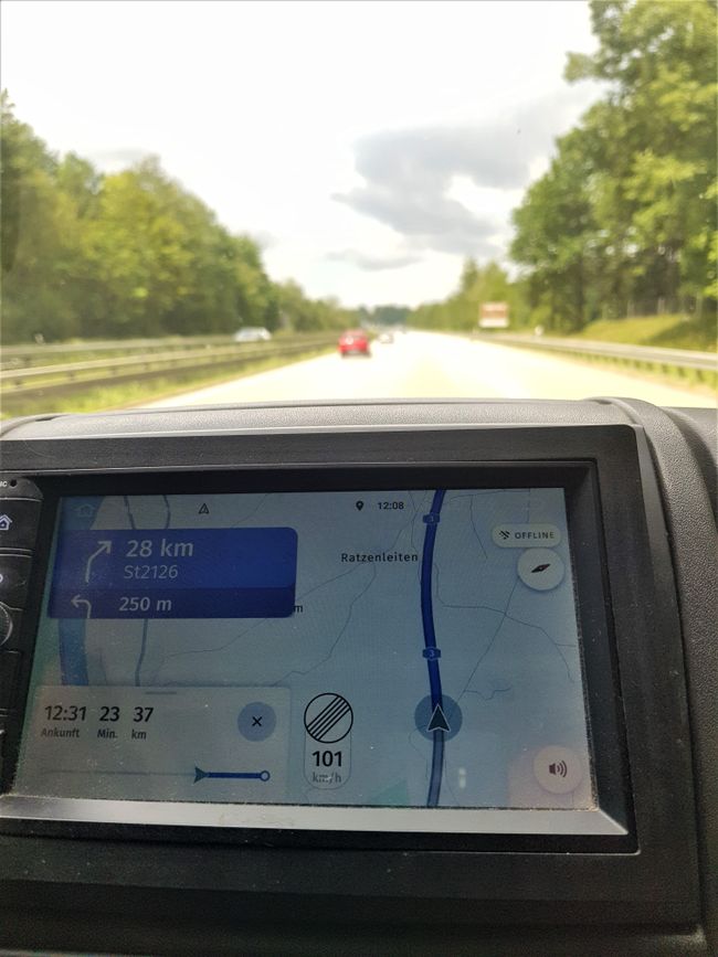 Sobald wir die Grenze überquert haben, gibt es keine Geschwindigkeitsbegrenzung mehr. Willkommen in Deutschland. 
