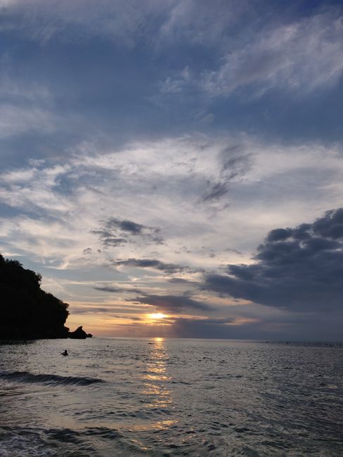 Sonnenuntergang am berühmten Strand aus dem Film "Eat Pray Love"