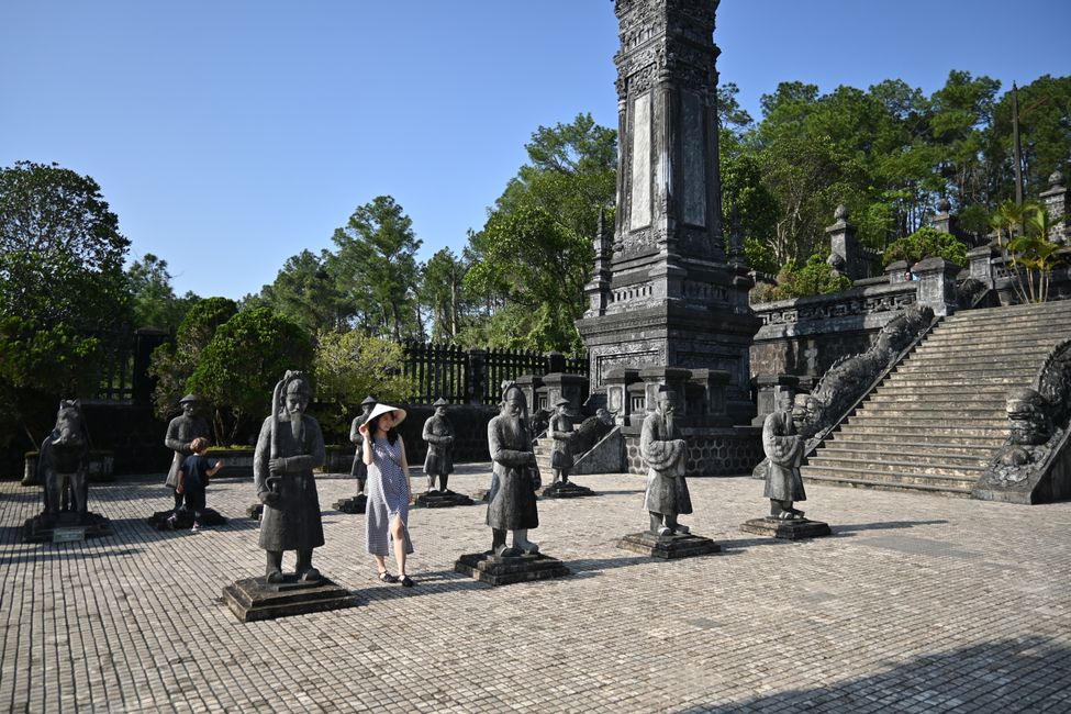 Figuren am Gelände des Grabmals von Khai Dinh