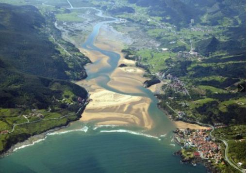 Biosphärenreservat Udaibai und vorn Strand Laida