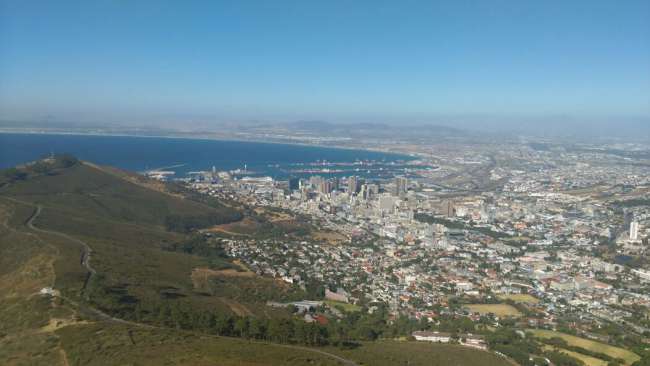 An meinem zweiten Tag bin ich mit ein paar Kollegen aus dem Hostel auf den "Lions Head" gewandert; das ist die Aussicht auf Kapstadt von dort.