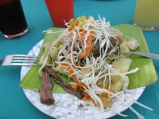 Baho - Rindfleisch mit viel Yucca und Krautsalat auf Bananenblatt
