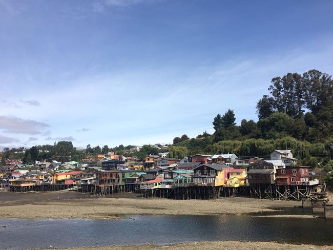 Häuser auf Stelzen in Castro auf der Insel Chiloé
