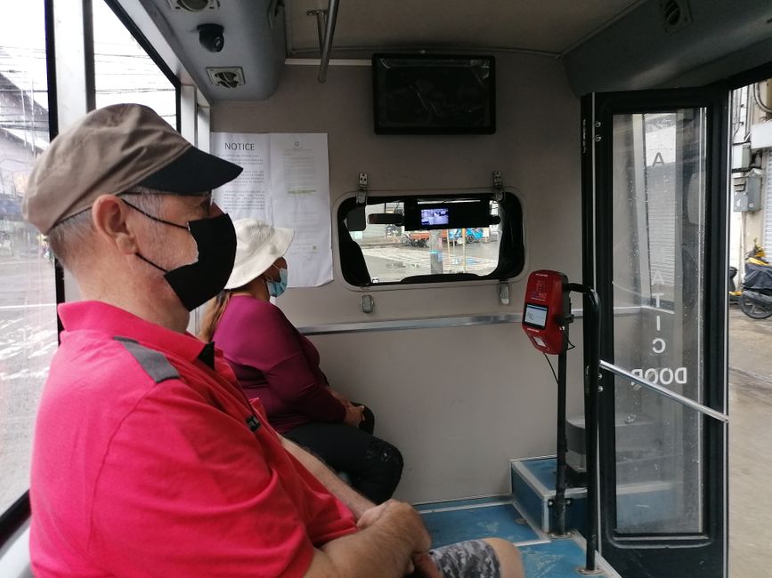neue Transportmittel als Alternative zum Jeepney: kleiner Bus, sehr bequem