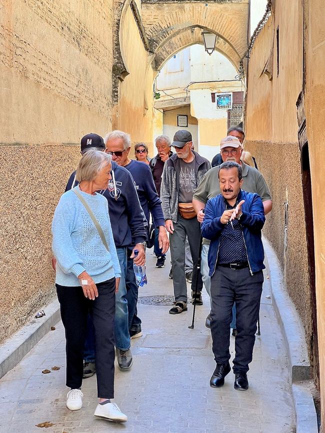 Unser Stadtführer (rechts) mit uns auf dem Weg in die Medina. (Foto: Birgit)