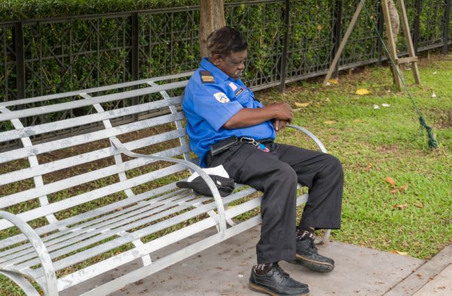 Ist der Securitymann auf der Parkbank eingeschlafen. 
