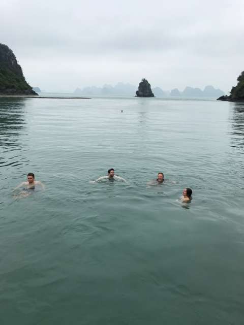 Schwimmen in der Bai Tu Long Bucht