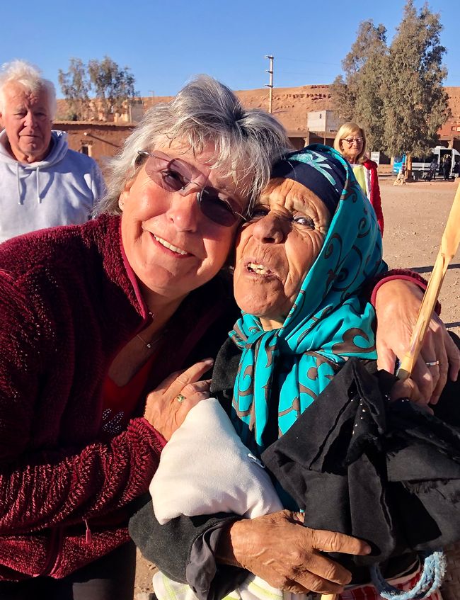 Auf unserem Stellplatz: Birgit (links), Irmi und Maria beschenkten diese alte Frau mit Schals und Kleidungsstücken. Sie war zu Tränen gerührt.