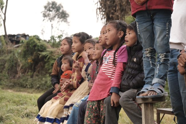 Nepalesische Kinder die zum ersten Mal eine Drohne sehen 