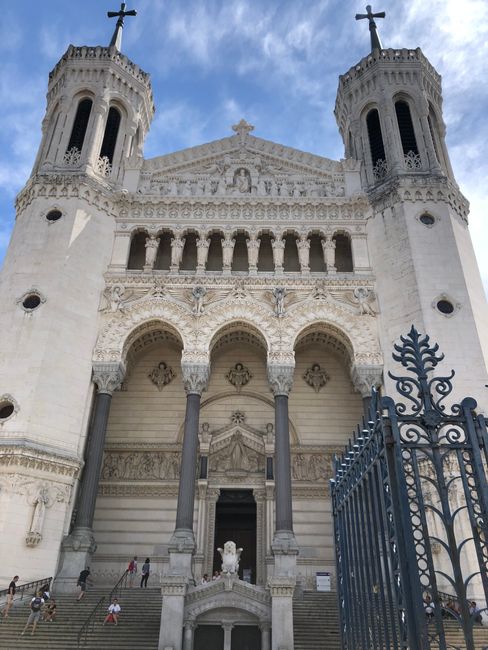 Kathedrale die gebaut wurde weil die Deutschen es im Krieg nicht bis Lyon geschafft haben. Hab so getan als ob ich Amerikaner wäre 😄