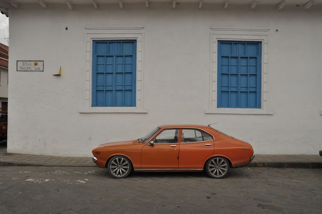 Ein alter Datsun vor dem Museum ...