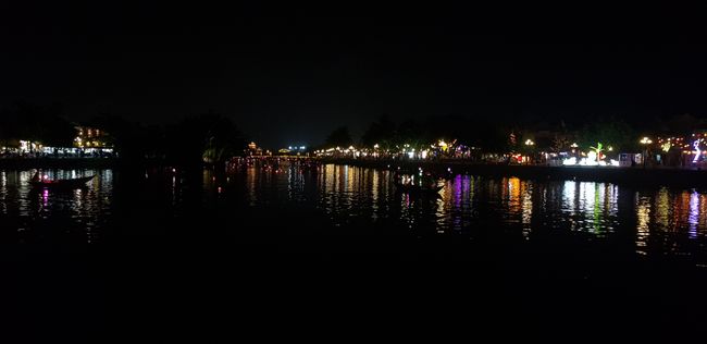 Am Fluss spiegelten sich die Lichter der Häuser und der vielen Boote im Fluss. Auch konnte man kleine schwimmende Lichter kaufen und auf den Fluss setzen.