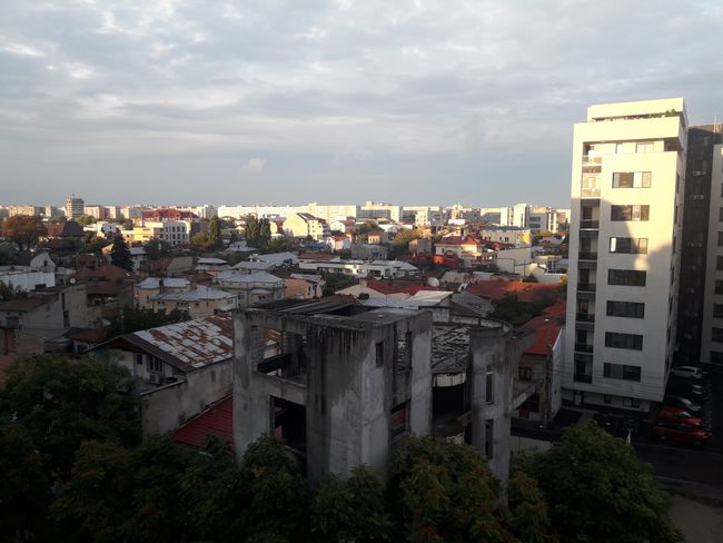 Blick übers abendliche Bukarest von Marians Wohnung aus