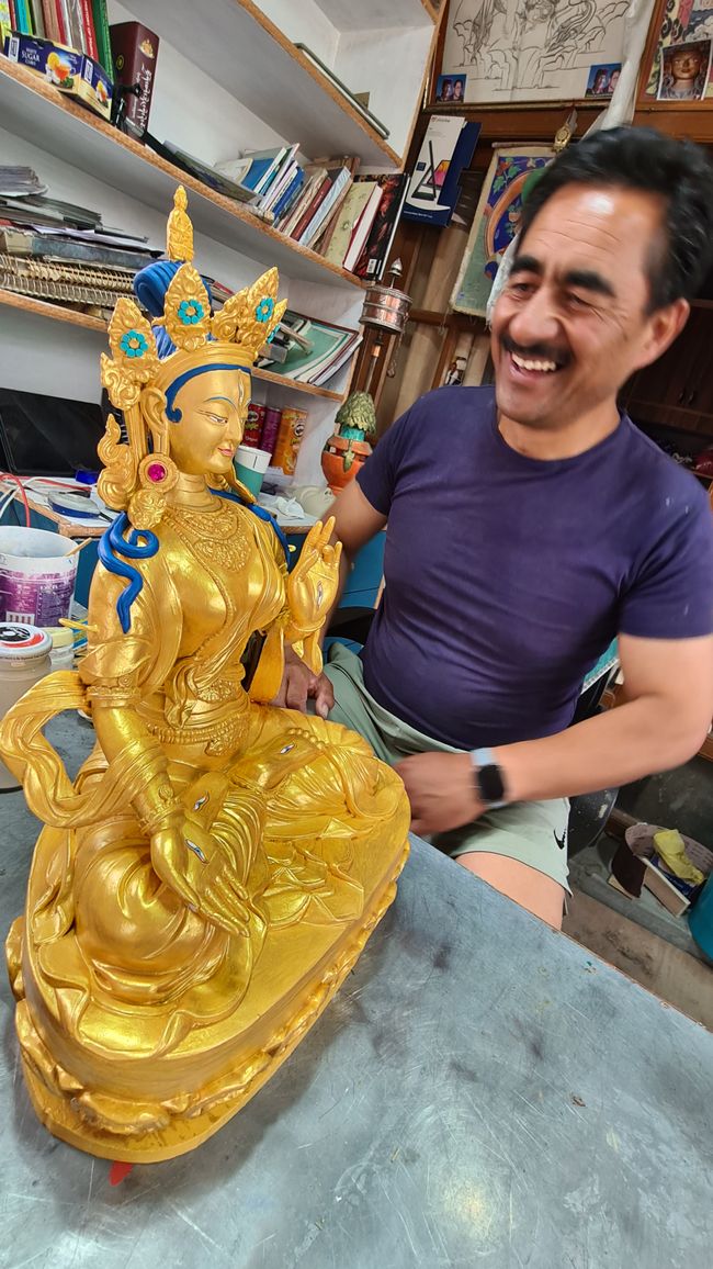 The master's white Tara is being gilded according to the customer's request.