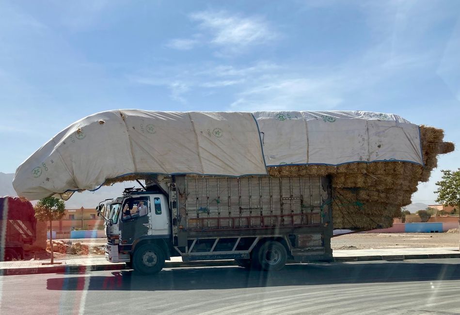 Always an eye-catcher: A truck with an oversized load of hay. (Photo: Angelika)