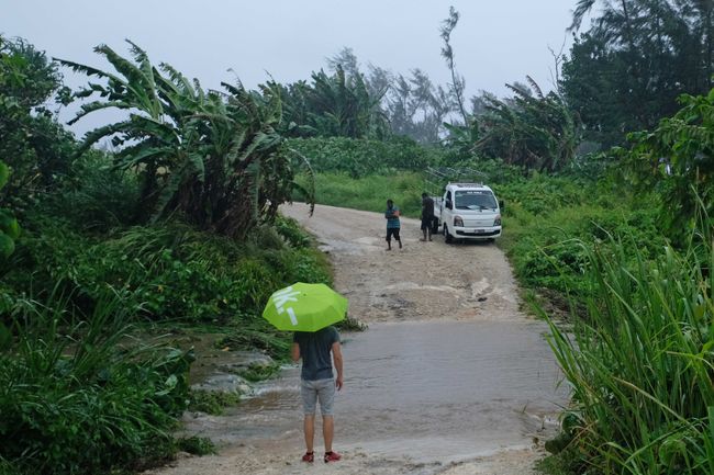 Kaum in Vanuatu angekommen, versinkt das Land (und unser Mietauto) für 5 Tage im Dauerregen
