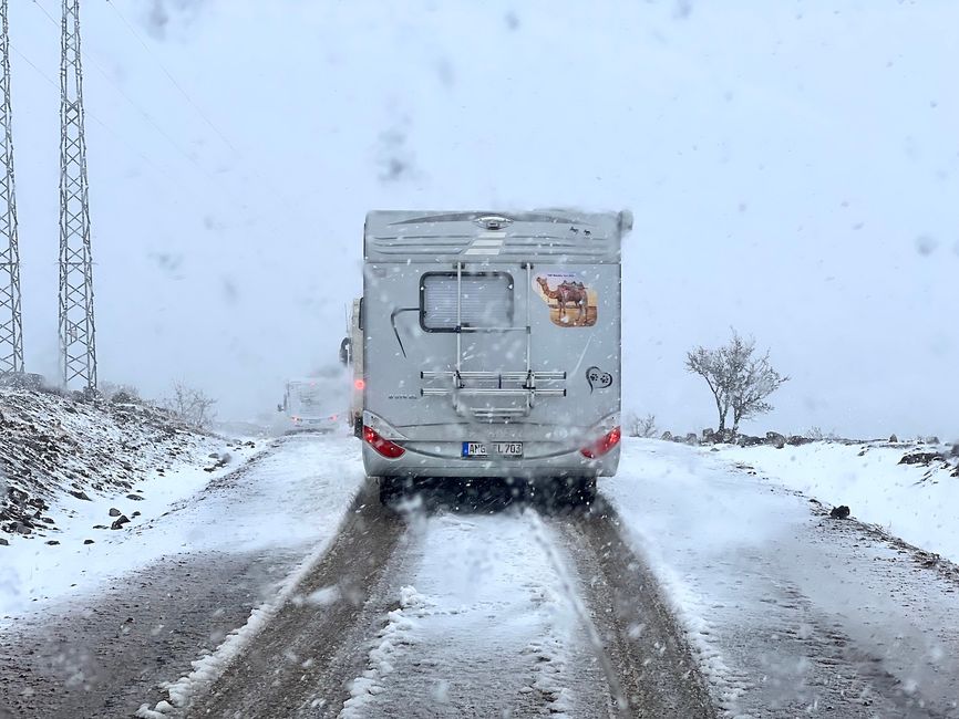 Snowstorm on the way to Tata. (Photo: Birgit)