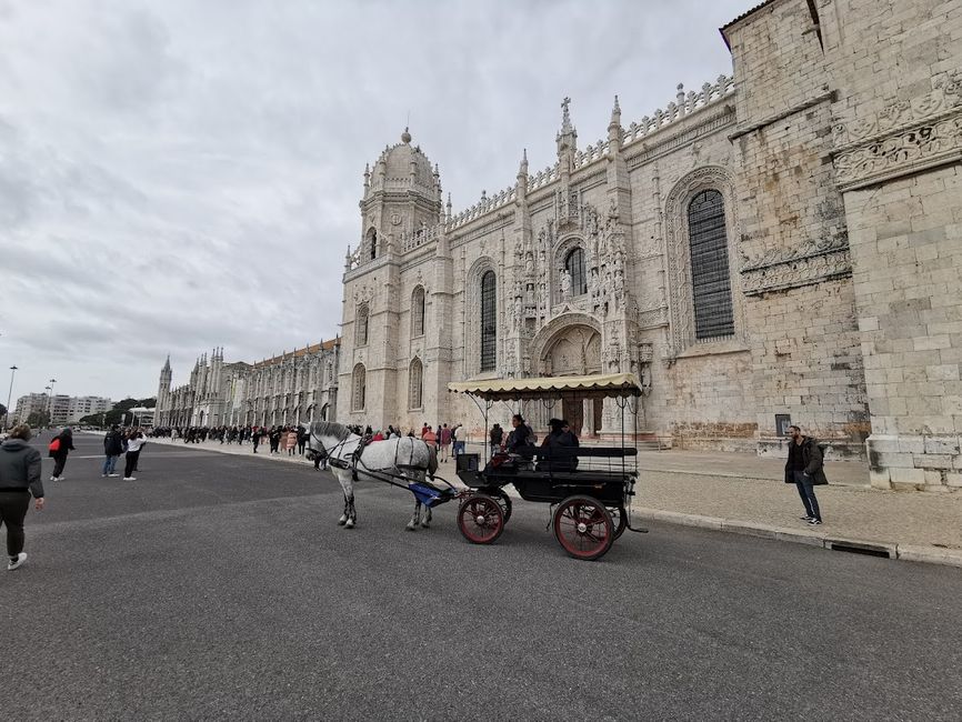 Long queues in front of Mosteiro dos Jeronimos
