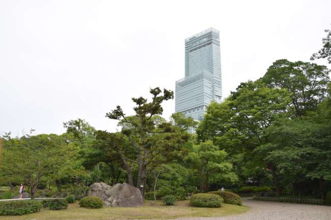 Der japanische Garten mit dem Turm des Tennoji-Bahnhofs im Hintergrund