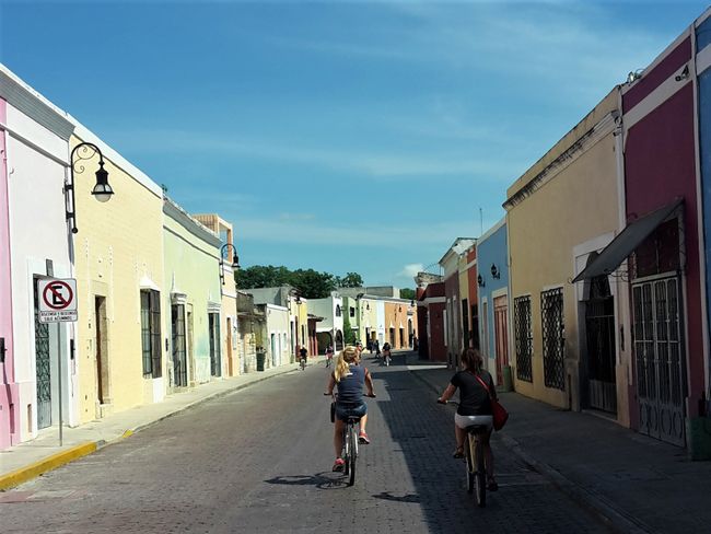 Cycling through the beautiful center of Mérida