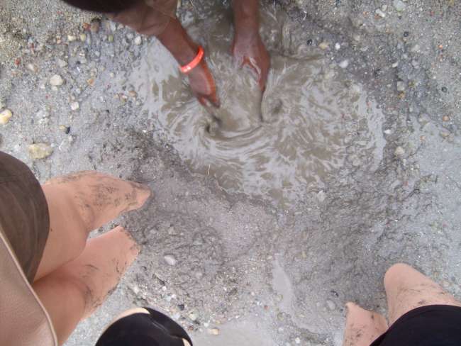 Füße eingebuddelt im heißen Sand