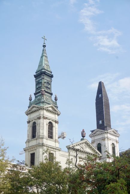 Kirche mit Glockenturm "Prothese"