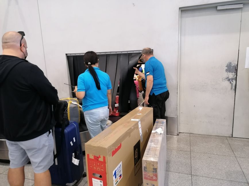 Mäge versucht mit Hilfe eines Angestellten unser Gepäck zu sehen
