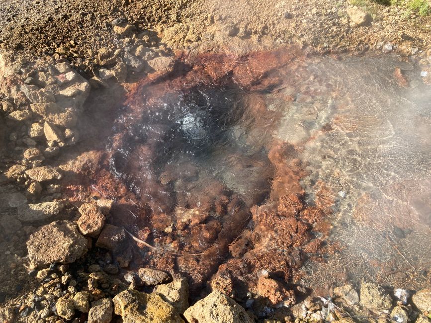 Heiße Quelle mit Schwefel-Aroma im Geothermalpark