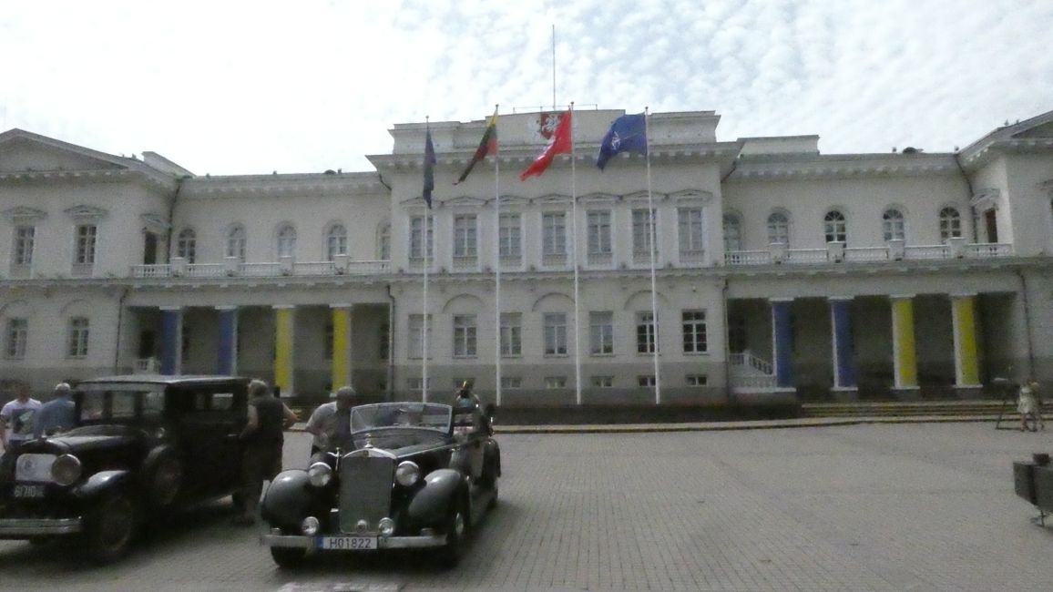 Vor dem Präsidentenpalast