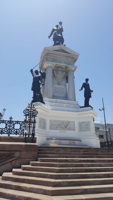 Plaza Sotomayor: Denkmal für die Seeschlacht von Inquique
