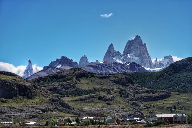 El Chalténs wunderschöne Lage mit Bergblick (links Cerro Torre, rechts Fitz Roy)