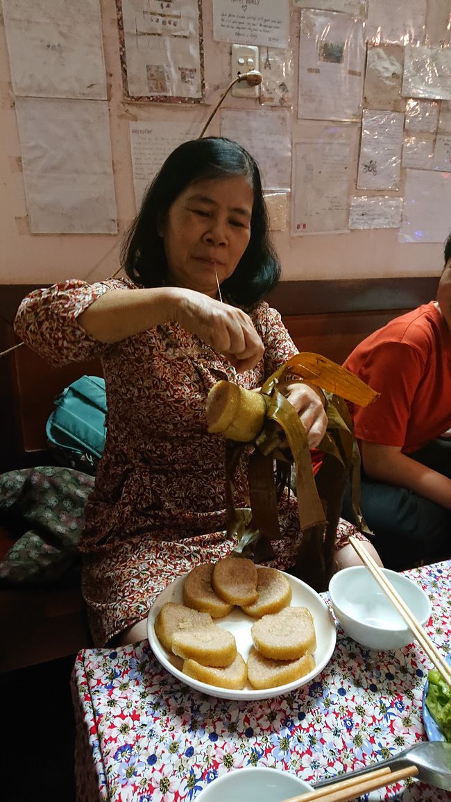 Buon Ma Thuot, cutting Tet cakes