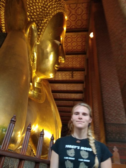 kleine Caro großer Buddha (Wat Pho)