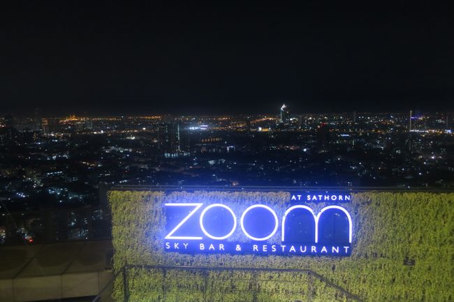 Skybar mit Skyline über Bangkok bei Nacht 